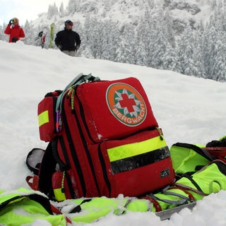 Ausrüstung der Bergwacht von Garmisch-Partenkirchen im Schnee.