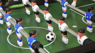 Nahaufnahme von den Spielern eines Tischfussballfeldes