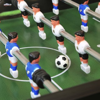 Nahaufnahme von den Spielern eines Tischfussballfeldes