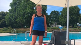 Bademeisterin Katrin Schulze am Becken