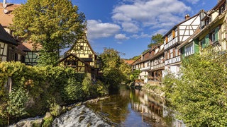 Fachwerkhäuser an der Weiss, im idyllischen Stadtzentrum von Kaysersberg, Elsass