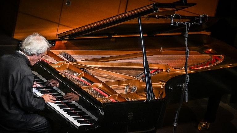 Der Pianist Jean-Efflam Bavouzet bei SWR Kultur Internationale Pianisten Mainz 2025 im Frankfurter Hof, Mainz