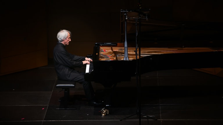 Der Pianist Jean-Efflam Bavouzet bei SWR Kultur Internationale Pianisten Mainz 2025 im Frankfurter Hof, Mainz