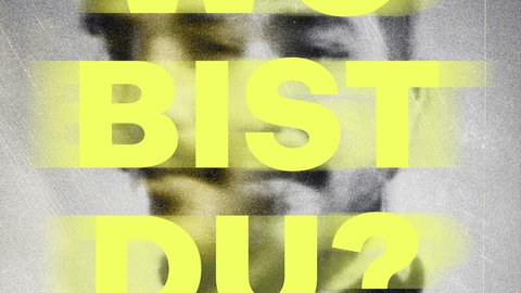 Verschwommenes Portrait eines jungen Mannes in schwarz-weiß. Darüber die Schrift"Wo bist du?"