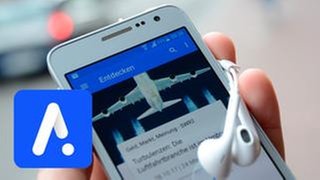 Handy mit ARD Audiothek App und Logo der App