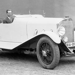Adolf Rosenberger in einem Mercedes-Benz.