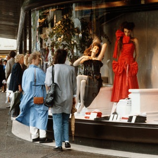 Frauen stehen vor einem Schaufenster eines Mode-Kaufhauses in Hannover