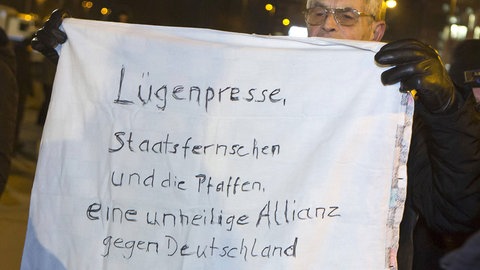“Desinformation bedroht die Demokratie – doch wer darf sie bekämpfen? Ein Feature über Fakenews, Pressefreiheit und die schmale Grenze zwischen Regulierung und Zensur.”