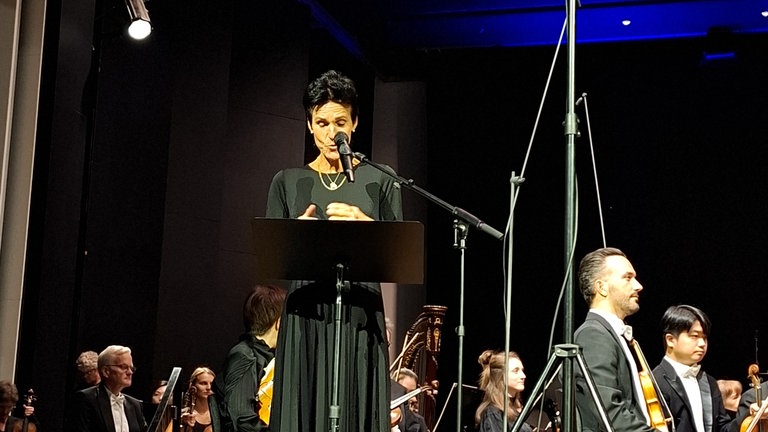 Die Redakteurin Sabine Fallenstein beim Eröffnungskonzert des SWR Kultur Festivals RheinVokal 2026 mit Pietari Inkinen (Dirigent), Tuuli Takala (Sopran) und der Deutschen Radio Philharmonie Saarbrücken Kaiserslautern in der Rhein-Mosel-Halle Koblenz am 14.06.26