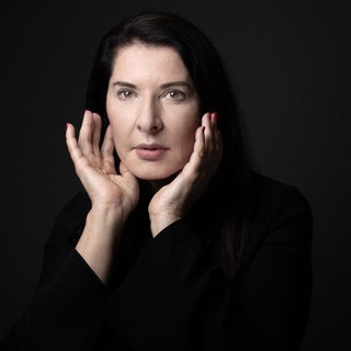 Die serbische Konzept- und Performancekünstlerin, Philanthropin, Schriftstellerin und Filmemacherin Marina Abramovic posiert während 2021 eines Fototermins in der Opera Garnier in Paris