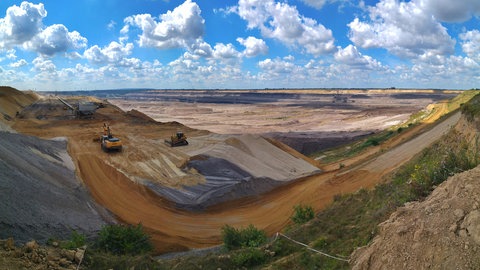 Braunkohle-Tagebau bei Garzweiler: Geologen weltweit möchten ein neues Erdzeitalter ausrufen: das Anthropozän. Denn der Mensch trägt ganze Berge ab, bestimmt, wo Flüsse fließen, hebt den Meeresspiegel an, beeinflusst die Artenvielfalt und ändert das Klima. Er ist zum entscheidenden Faktor im System Erde geworden. 