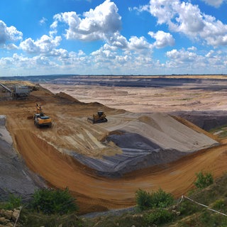 Braunkohle-Tagebau bei Garzweiler: Geologen weltweit möchten ein neues Erdzeitalter ausrufen: das Anthropozän. Denn der Mensch trägt ganze Berge ab, bestimmt, wo Flüsse fließen, hebt den Meeresspiegel an, beeinflusst die Artenvielfalt und ändert das Klima. Er ist zum entscheidenden Faktor im System Erde geworden. 