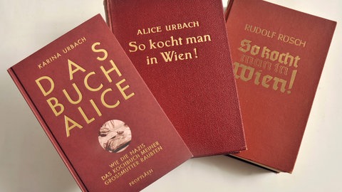 Verschiedene Ausgaben des Kochbuchs von Alice Urbach: So kocht man in Wien