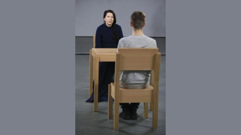 Marina Abramović (links) und ein Besucher des Museum of Modern Art in New York am 15. März 2010 bei der Performance "The Artist is Present" 