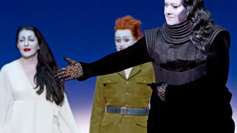 Die in Serbien geborene Künstlerin Marina Abramović (v.l.n.r.), US-Schauspieler Willem Dafoe und der britische Sänger und Komponist Antony Hegarty führen am 22. Juni 2012 im Königlichen Theater Carre in Amsterdam, Niederlande, das Stück "Leben und Tod von Marina Abramović" auf. Die Show von Regisseur Robert Wilson ist eine Biografie über die Jugend von Marina Abramovic.