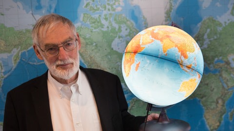 Dennis Meadows 2015 in Hamburg: Wissenschaftler um Dennis Meadows hatten mit den Computern des MIT in den USA erstmals globale Simulationen über das Jahr 2050 hinaus erstellt: Bevölkerungsexplosion, Rohstoffmangel, Umweltverschmutzung, Niedergang der Weltwirtschaft – es waren düstere Szenarien, die der Club of Rome am 2. März 1972 veröffentlichte. 