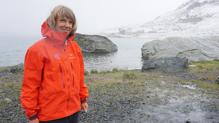 Flüelapass, 2.380 m, zwischen den Kantonen Engadin und Graubünden, leichter Schneefall. Wir sind unterwegs mit Marcia Phillips, Permafrost-Expertin vom eidgenössischen Schnee- und Lawinenforschungsinstitut SLF. Seit 1996 haben Marcia Phillips und ihr Team an über 20 Standorten in den Schweizer Alpen metertiefe Löcher im Permafrost gebohrt und mit Messinstrumenten ausgerüstet. Das Problem: Durch den Klimawandel schmilzt das Eis in Felsklüften. Die Folgen: Fels- oder Bergstürze.