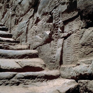 Insel Elephantine im Nil: Nilometer (Wasserstandsanzeiger des Nils mit Wasserstandsanzeigen seit 2000 v.Chr., Neubau in römischer Zeit). Treppe mit Skalen