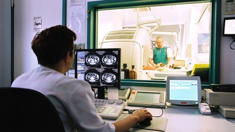 Auswertung der Computertomographie eines kleinen Mädchens in der Charite in Berlin