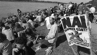 Rund 5.000 Kernkraftgegner demonstrieren am 18.9.1983 in der Nähe des geplanten Baugeländes für das Kernkraftwerk Wyhl. Unter dem alemannischen Motto "Nai hämmer gsait! (Nein haben wir gesagt)" wurden die Einwohner der Gemeinde Wyhl am Kaiserstuhl wenige Jahre später zum Symbol für den Widerstand gegen technische Großprojekte. 