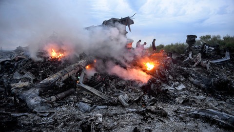Brennende Trümmer einer Boeing 777 der Malaysia Airlines liegen nahe Donezk in der östlichen Ukraine. Das Passagierflugzeug mit der Flugnummer MH17 war am 17. Juli 2014 mit 283 Passagieren und 15 Crewmitgliedern an Bord abgeschossen worden.