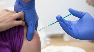 Corona-Impfung im Oberarm: Der Nutzen der Coronaimpfstoffe überwiegt die Risiken bei Weitem. Aber jeder zehntausendste Impfling bekommt eine Thrombose, eine Herzentzündung, leidet unter chronischen Schmerzen oder entwickelt eine bleierne Erschöpfung. Diese Impfschäden werden gezählt, verwaltet und im Idealfall auch entschädigt. Doch wer wird anerkannt? 
