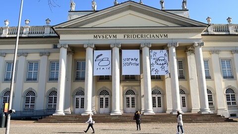 An der Fassade des Fridericianums sind drei Motive mit dem Titel "Anti War Drawings, 2022" des documenta-Künstlers Dan Perjovschi angebracht. Sie sollen ein Zeichen der Solidarität mit der Ukraine darstellen. Während der documenta 15 vom 18. Juni bis 25. September 2022 sollen weitere Zeichnungen von Perjovschi im Stadtraum zu aktuellen Themen zu sehen sein.