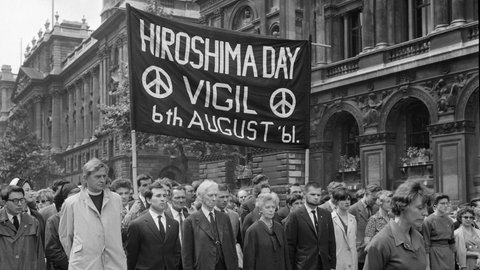 Bertrand Russell führt am 6. August 1961 bei einem Protestmarsch in London zum Gedenken an den Atombomenabwurf am 6. August 1945 auf Hiroshima die Demonstration an