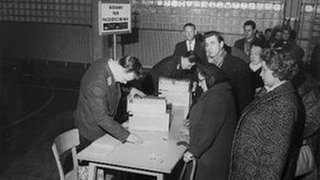 Ausgabe von Passierscheinen in einem Besucherbüro in Berlin, 20.12.1963
