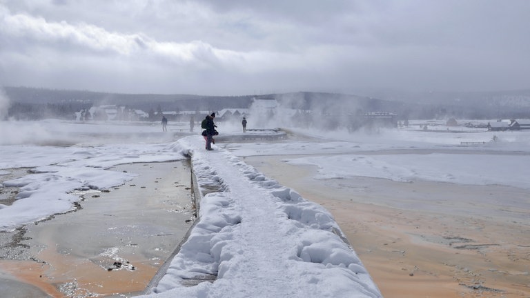 Im Winter sind weiße Wasser- und Dampfsäulen über dem Land besonders gut zu sehen: Heiße Quellen zeigen, wie aktiv die Magmakammer des alten Vulkans noch ist