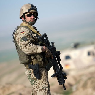 Ein Soldat der Bundeswehr sichert 2013 bei Masar-i-Scharif in Afghanistan mit seinem Gewehr ein Tal. Nach dem Abzug der Bundeswehr aus Afghanistan im August 2021 ringen einige Soldat*innen mit den psychischen Folgen des Einsatzes. Manche werden ernsthaft krank: Diagnose Posttraumatische Belastungsstörung (PTBS). 