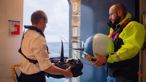 Im Nasslabor der "Commandant Charcot", einem der beiden Räume für wissenschaftliches Arbeiten, gibt es eine Außentür in der Schiffswand. Durch sie können Bojen ins Meer gelassen und Wasserproben genommen werden. 