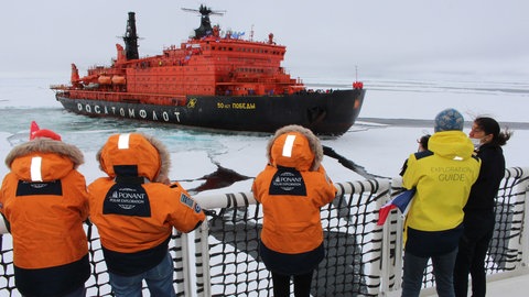 Bei der Begegnung mit einem russischen Eisbrecher jubeln sich beide Seiten zu und schwenken Fähnchen. Es ist wie eine kurze Verbrüderung auf neutralem Gebiet, ein Lichtblick im Wahnwitz der Weltpolitik. "Auf dem Meer sind wir alle Seeleute. Auf See sind wir Brüder", sagt der norwegische Eispilot Geir Martin Leinebø. 