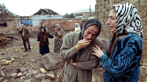 Tschetschenische Frauen weinen am 2. Oktober 1999 in den Ruinen ihrer Häuser, die durch russische Luftangriffe zerstört worden sind. Russische Truppen haben seit dem Einmarsch in Tschetschenien etwa ein Drittel des Territoriums der abtrünnigen Kaukasusrepublik unter Kontrolle gebracht. Dies gab der damalige russische Ministerpräsident Putin bekannt. Die Einheiten hätten etwa 30 Ortschaften erobert.