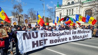 Menschen marschieren im März 2023 mit einem Transparent, auf dem "Nein zum Krieg in Moldau" steht durch die Straßen der Hauptstadt Chișinău. In der früheren Sowjetrepublik Moldau haben Tausende Menschen gegen die proeuropäische Regierung und hohe Gaspreise demonstriert.