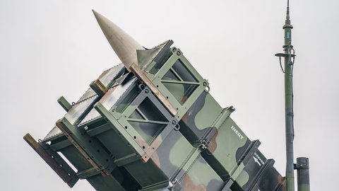 Ein gefechtsbereites Flugabwehrraketensystem vom Typ "Patriot" des Flugabwehrraketengeschwaders 1 der Bundeswehr steht auf dem Flugfeld des Militärflughafens Schwesing. Einige Einheiten des Geschwaders sind zur Verstärkung der NATO-Ostflanke im März 2022 auf dem Weg in die Slowakei.