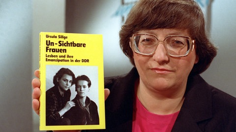 "Un-Sichtbare Frauen – Lesben und ihre Emanzipation in der DDR": Ursula Sillge, Autorin des Buchs (1991 erschienen) und Kulturwissenschaftlerin an der Berliner Humboldt-Universtät, hat das Leben und die Emanzipation von Lesben in der ehemaligen DDR erforscht
