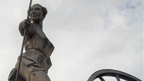 Badische Revolution 1848: Denkmal auf dem Marktplatz in Schopfheim. Hier eine Detailaufnahme von Emma Herwegh, die auf der Kanone sitzt