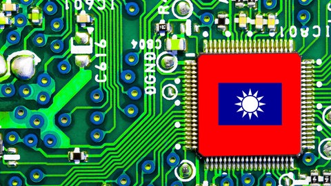 Die Taiwanesische Nationalflagge auf einem PC-Mikrochip: Hochleistungs-Elektronik ist auf Highend-Mikrochips angewiesen. Die fingernagelkleinen Schaltkreise mit Milliarden Transistoren werden in den USA entwickelt, in Taiwan gebaut und die Volksrepublik China will sie nutzen. 