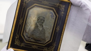 Die erste Daguerreotypie, die von der ersten Fotografin der Weltgeschichte, Laura Mitscherlich, aufgenommen wurde, und den Astronomen Franz Encke (1791 - 1865) zeigen soll
