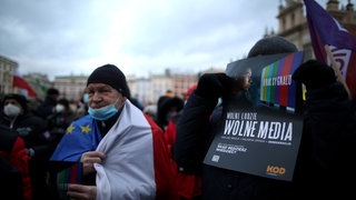 Demonstration 2021 gegen das neue Rundfunkgesetz in Polen. Auf Plakaten ist "Freie Menschen, freie Medien" zu lesen. Zehntausende Menschen gingen in mehreren polnischen Städten auf die Straße, um gegen ein neues Rundfunkgesetz in Polen zu demonstrieren, das nach Kritikern, die Pressefreiheit einzuschränken versucht.