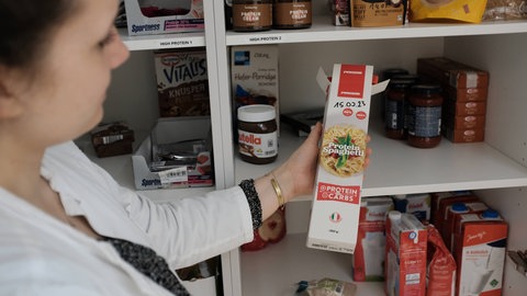 Hochverarbeitete Produkte sind oft reich an Fett, Salz, Zucker und einfachen Kohlenhydraten. Sie haben eine hohe Energiedichte und tricksen vermutlich die Signalwege zwischen Verdauung und Gehirn aus. Man isst in kurzer Zeit einfach zu viel Zeug. An der Uni Kiel bekommen die Versuchspersonen beim Aufenthalt in der Kammer hochverarbeitete Lebensmittel zu essen. Beim anderen Aufenthalt sind diese zusätzlich mit Protein angereichert. 