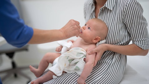 Deutsche Gesellschaft für Ernährung empfiehlt die Gabe von Vitamin D an Säuglinge, die noch nicht in die Sonne dürfen