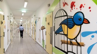 Gefangenentrakt in der Justizvollzugsanstalt Herford: Wenn junge Menschen ins Gefängnis kommen, haben sie zumeist schon eine ganze Reihe von anderen Strafmaßnahmen wie Arbeitsstunden oder Jugendarrest hinter sich. Für eine erfolgreiche Resozialisierung muss die Spirale von Kriminalität und Strafe irgendwie durchbrochen werden.