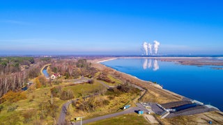 Das Einlaufbauwerk Lakoma dient der Flutung des ehemaligen Braunkohletagebaus Cottbus-Nord zum "Cottbuser Ostsee". Am Horizont das Braunkohlekraftwerk Jänschwalde.