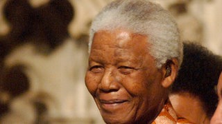 Nelson Mandela (1918 - 2013): Er wuchs auf dem Land auf, wurde von einem Häuptling erzogen, schaffte es trotz Rassismus zu studieren. Er wurde zum unermüdlichen Kämpfer gegen die Apartheid und zum ersten schwarzen Präsidenten seines Landes. 