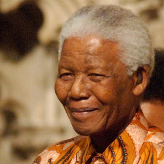 Nelson Mandela (1918 - 2013): Er wuchs auf dem Land auf, wurde von einem Häuptling erzogen, schaffte es trotz Rassismus zu studieren. Er wurde zum unermüdlichen Kämpfer gegen die Apartheid und zum ersten schwarzen Präsidenten seines Landes. 