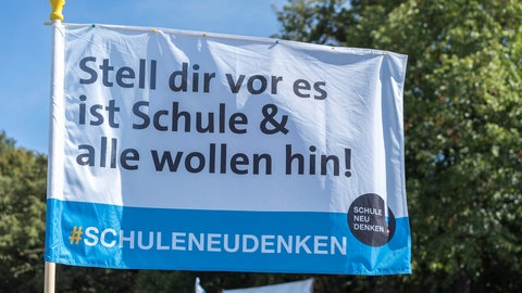 Fahne der Initiative Schule neu Denken. Auch Bob Blume ist der Meinung, dass sich in unserem Bildungssystem einiges ändern muss.