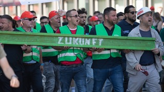 Demonstrationszug der Stahlarbeiter beim Stahl-Aktionstag der IG Metall in Hauptverwaltung von Thyssenkrupp Steel in Duisburg am 14.6.2023: Der Stahl-Hersteller Thyssenkrupp Steel, größter CO2-Emittent in Deutschland, hofft auf die Wasserstoffwende