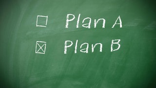 Plan A und Plan B stehen mit weißer Kreide auf einer grünen Tafel; Plan B ist angekreuzt: Ein Ausstieg aus der Wissenschaft ist nicht mit „Scheitern“ gleichzusetzen. Manche, die aussteigen, sind mit ihrem neuen Job zufriedener und fühlen sich weniger gestresst. Rund ein Drittel arbeitet weiterhin in einer wissenschaftsnahen Einrichtung.